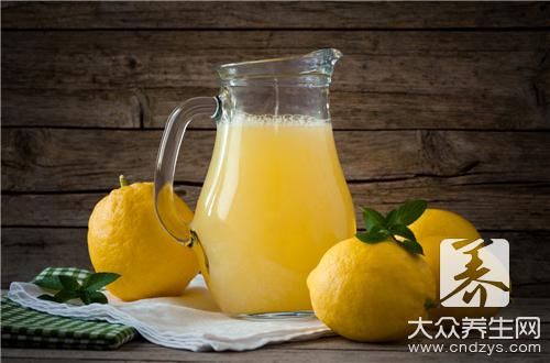 喝柠檬水有什么好处，排毒美容养颜