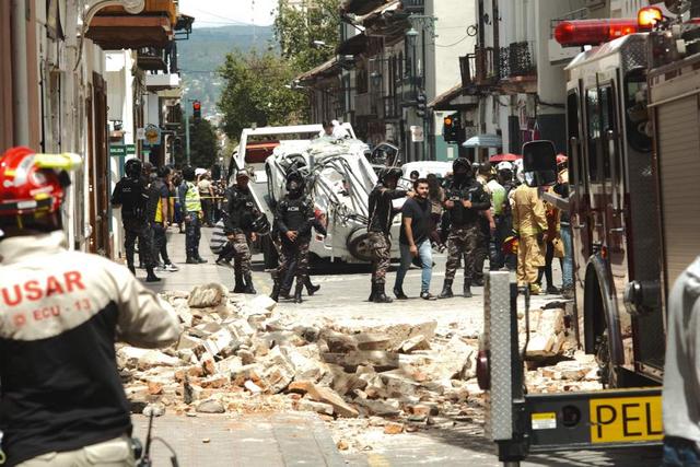 厄瓜多尔6.5级地震：房屋震落水中