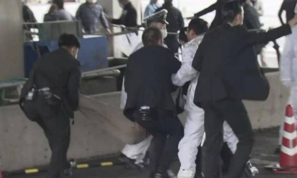 日媒:日本首相演讲现场传出爆炸声 一名男子被控制