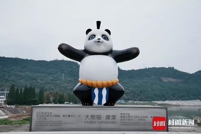雅安大熊猫雕塑穿和服？真相来了