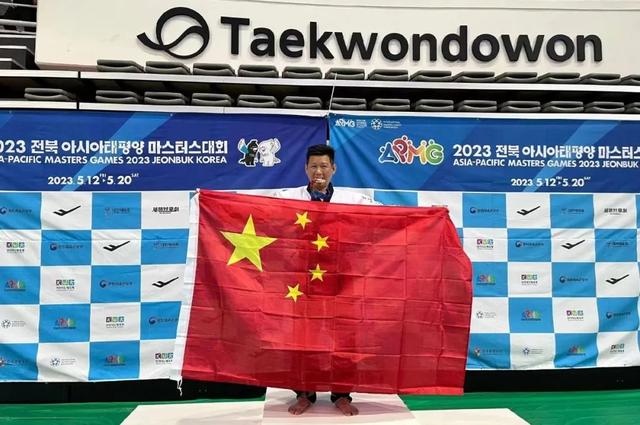 台湾选手高举五星红旗登颁奖台