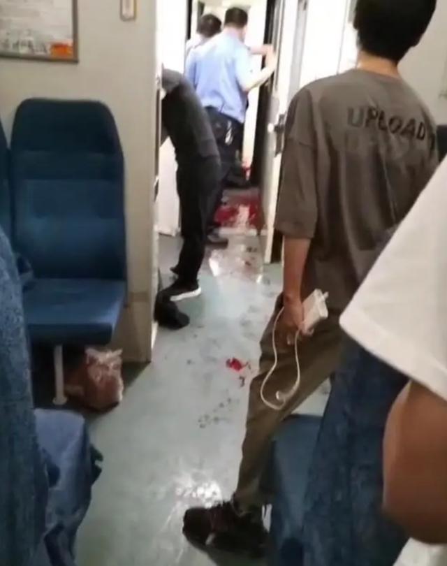 火车杀人凶手持刀追赶乘客不许报警