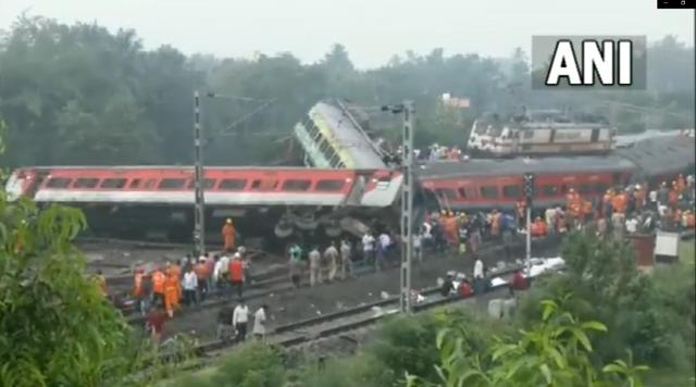 印度列车相撞事故已致死伤超千人