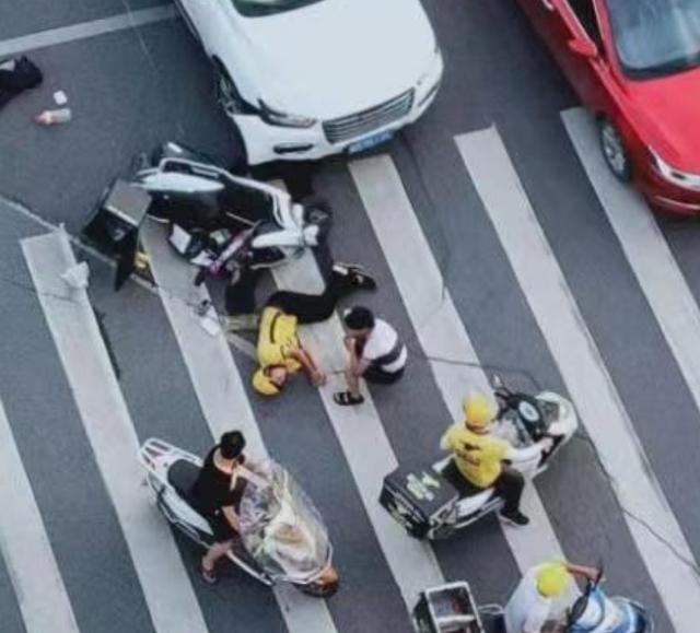 北京一外卖骑手违法超车致人死亡