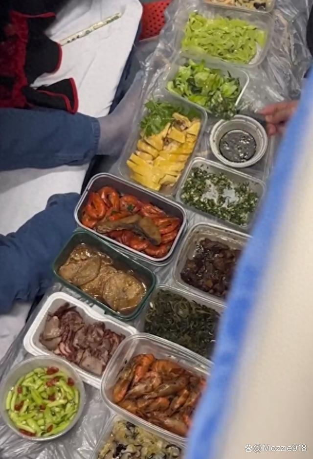 乘客自带一桌饭菜在火车硬卧聚餐