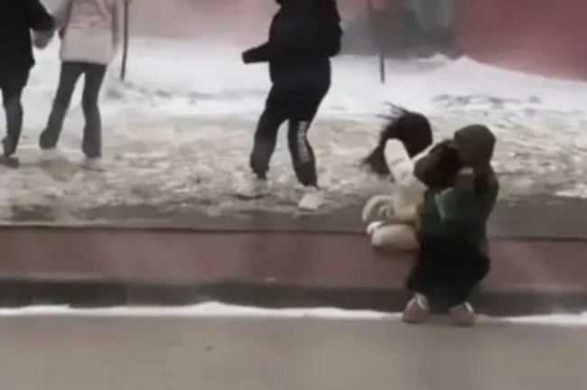 哈尔滨学生暴风雪中艰难行走