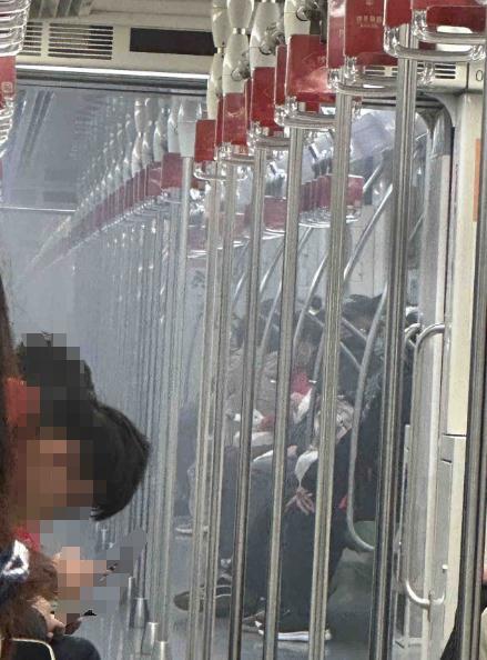 上海地铁车厢内烟雾弥漫 官方回应