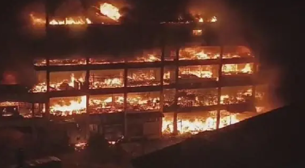 湖南一百货市场起火 商户:烧了5层，过火的基本都是商铺和仓库 ！-第1张图片