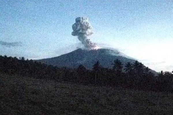 印尼伊布火山发生喷发：火山灰柱达1000米 ！-第1张图片