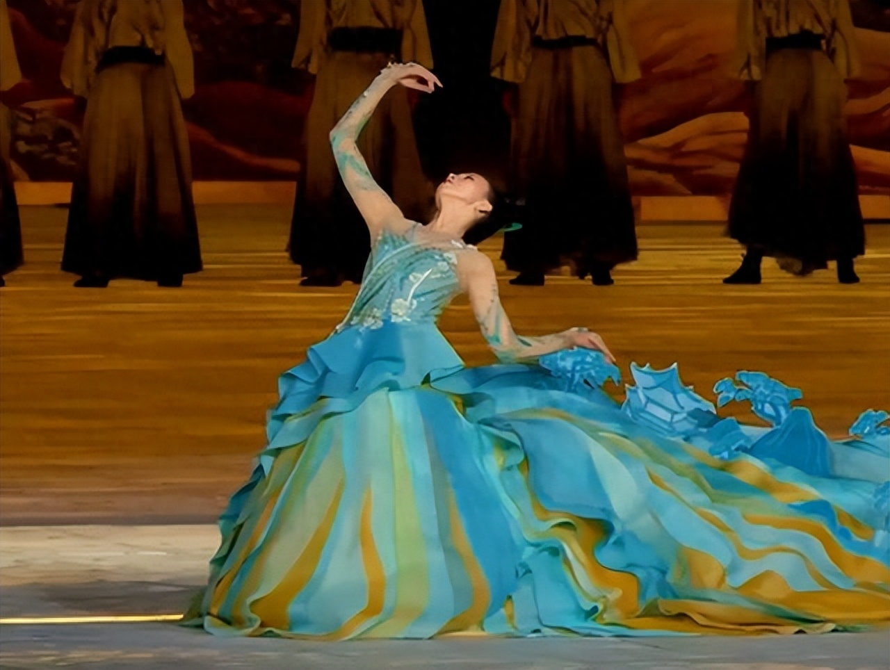 穿100多斤青绿山水裙跳舞是什么感觉 亚运开幕式李倩美出圈了！