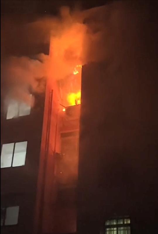 视频显示，一幢楼房的低层（五六楼）燃起大火