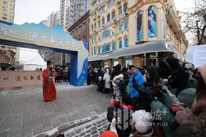“三国F4”被围观 哈尔滨中央大街上演超级文旅秀2