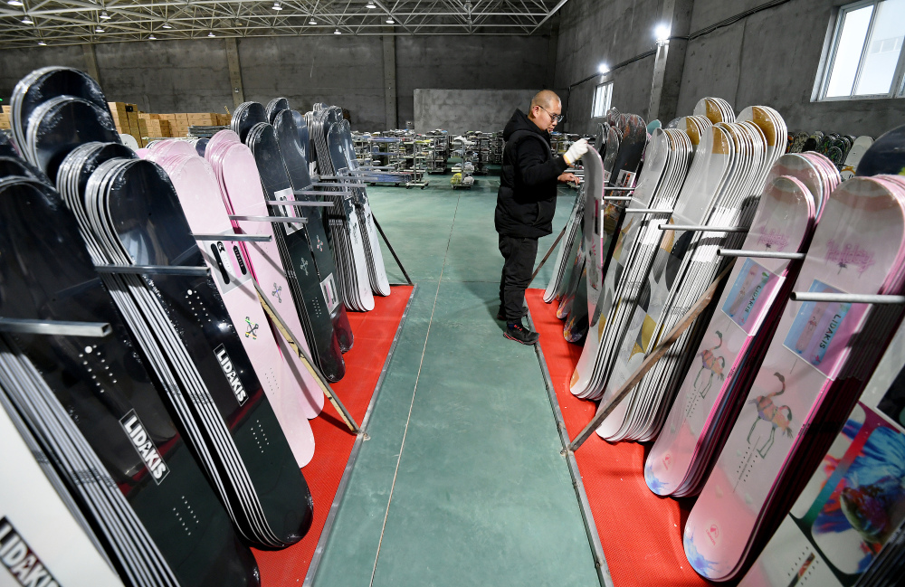 一家冰雪运动装备公司员工在将滑雪板打包发货。