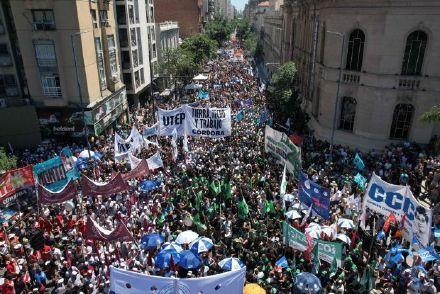 阿根廷百万人游行抗议总统米莱