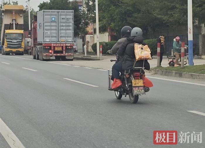 广东外来务工者骑摩托返乡