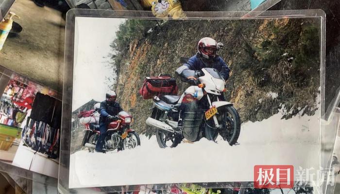 汪正年此前返乡途中在雪地上推行摩托车 图源：受访者