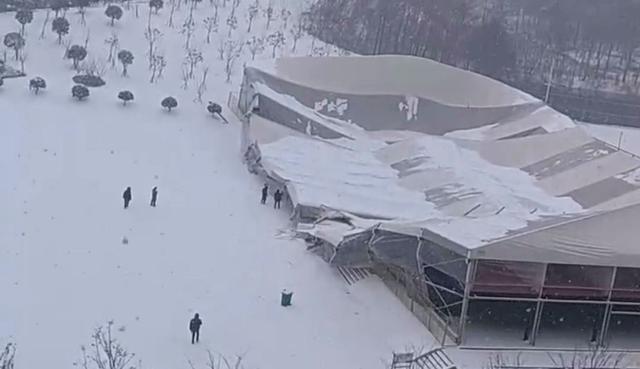 河南一体育馆疑被暴雪压塌 无人伤亡