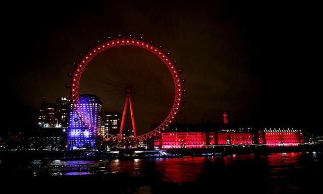 英国“伦敦眼”亮起中国红