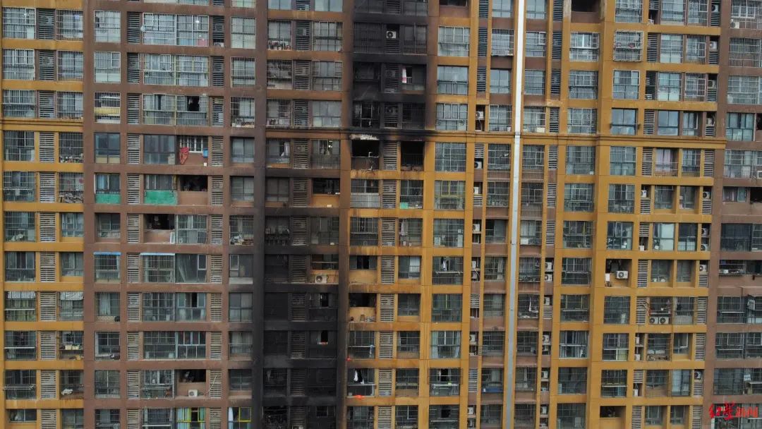 南京火灾小区超10层楼外立面焦黑