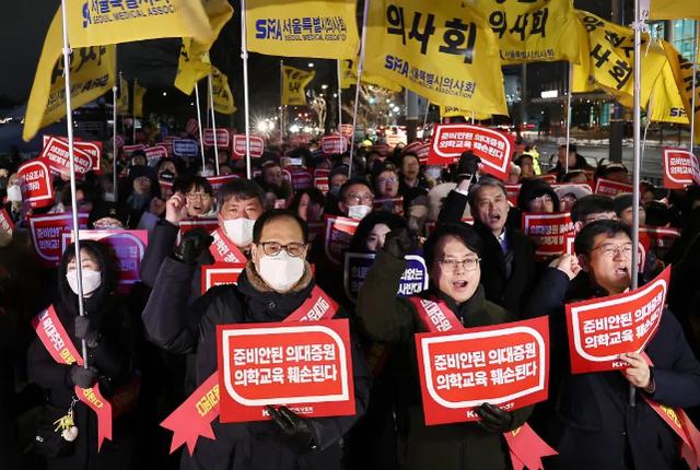 韩国超万名医学生申请休学