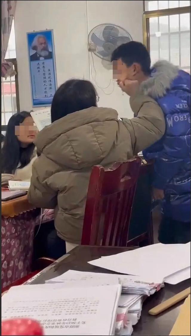 央广网评女教师殴打学生