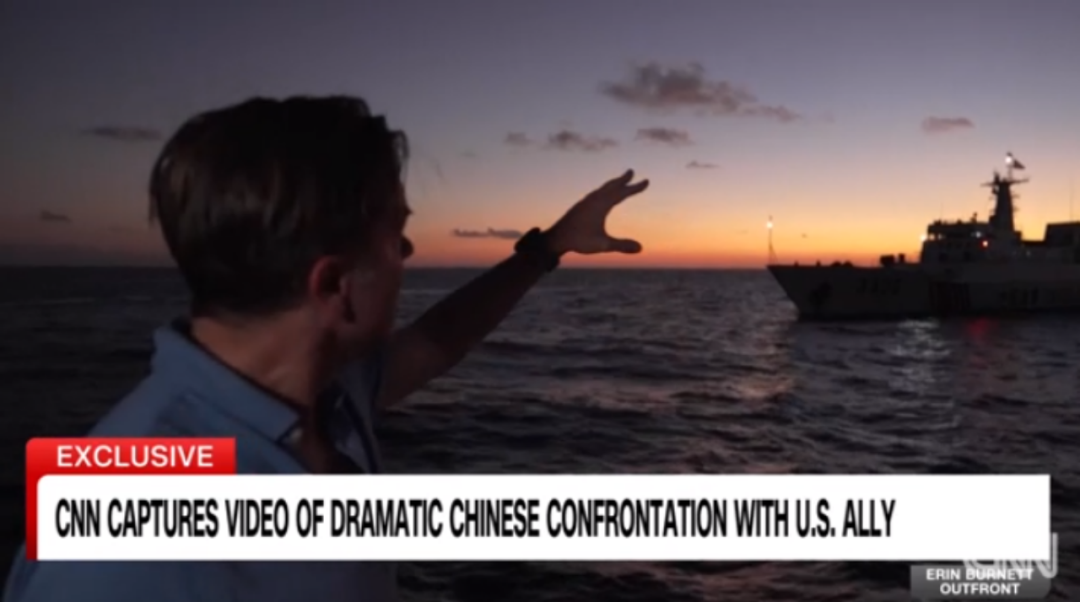 CNN6日报道中所配视频显示，该媒体记者在南海观察中国海警船 图源：美媒视频截图
