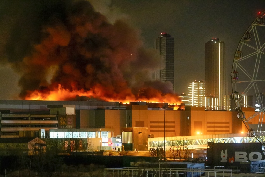 莫斯科近郊遭恐袭音乐厅建筑起火 图源：视觉中国
