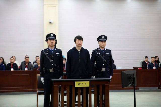 李铁受审被控五宗罪 涉案金额超1亿