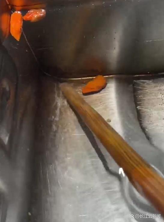 海底捞锅底用筷子戳出污垢