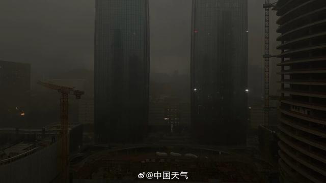 广州暴雨白天秒变黑夜